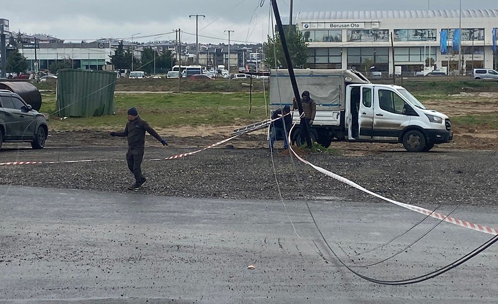 Di̇rek Yan Yatti, Teller Yolu Kapatti