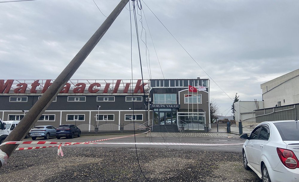 Di̇rek Yan Yatti, Teller Yolu Kapatti