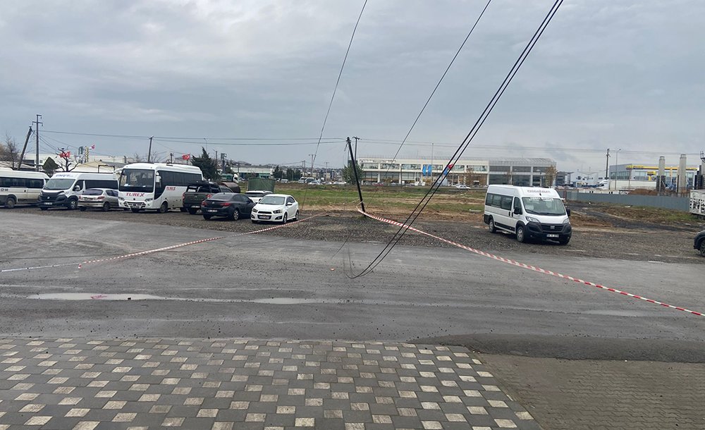 Di̇rek Yan Yatti, Teller Yolu Kapatti