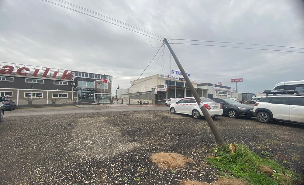 Di̇rek Yan Yatti, Teller Yolu Kapatti