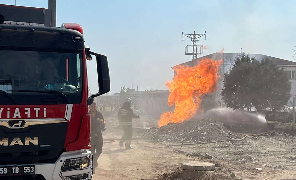 Doğalgaz Borusu Patladı, Yangın Çıktı