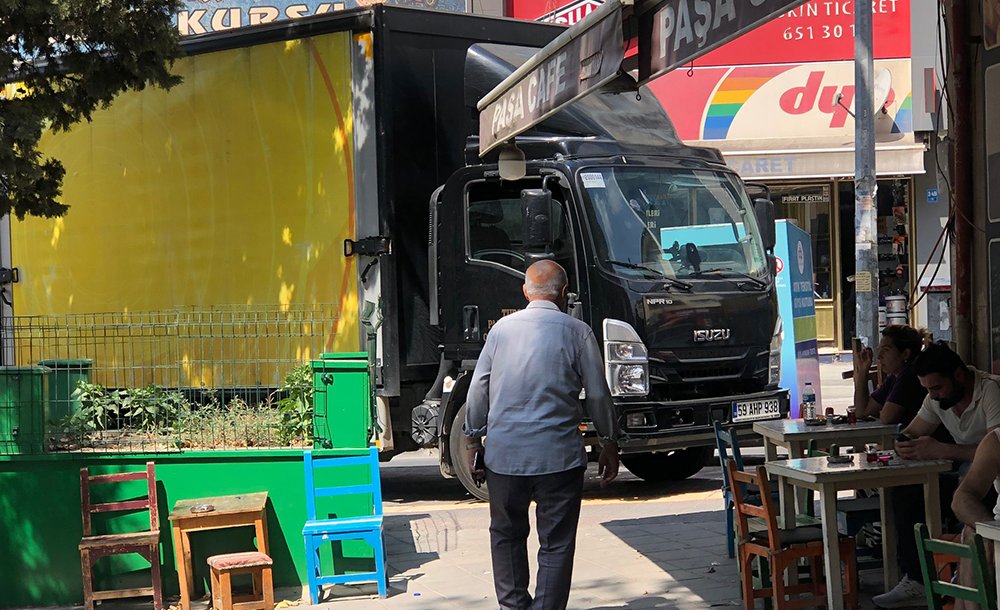 Dörtlüleri Yakan Kaldırımın Üzerine Çıkıyor 
