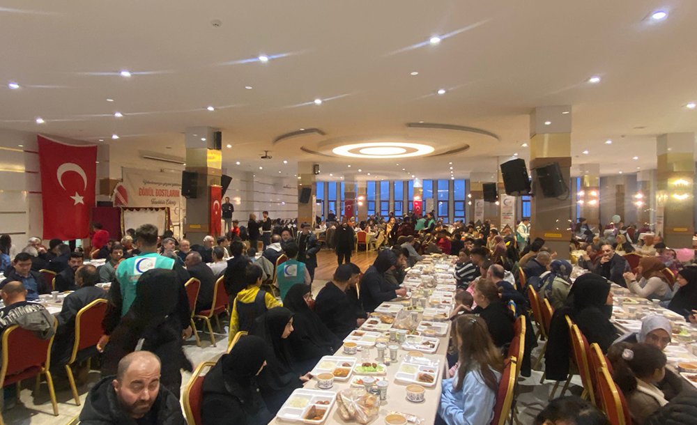 Dünya Yetimler Gününde Anlamlı İftar 