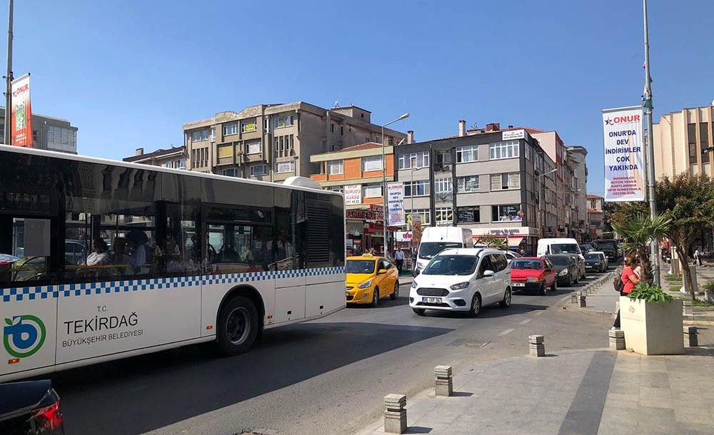 Durağa Giremeyen Otobüsler Trafiği Felç Ediyor