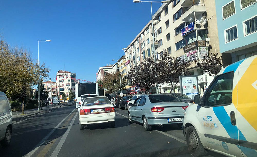 Durağa Giremeyen Otobüsler Trafiği Felç Ediyor