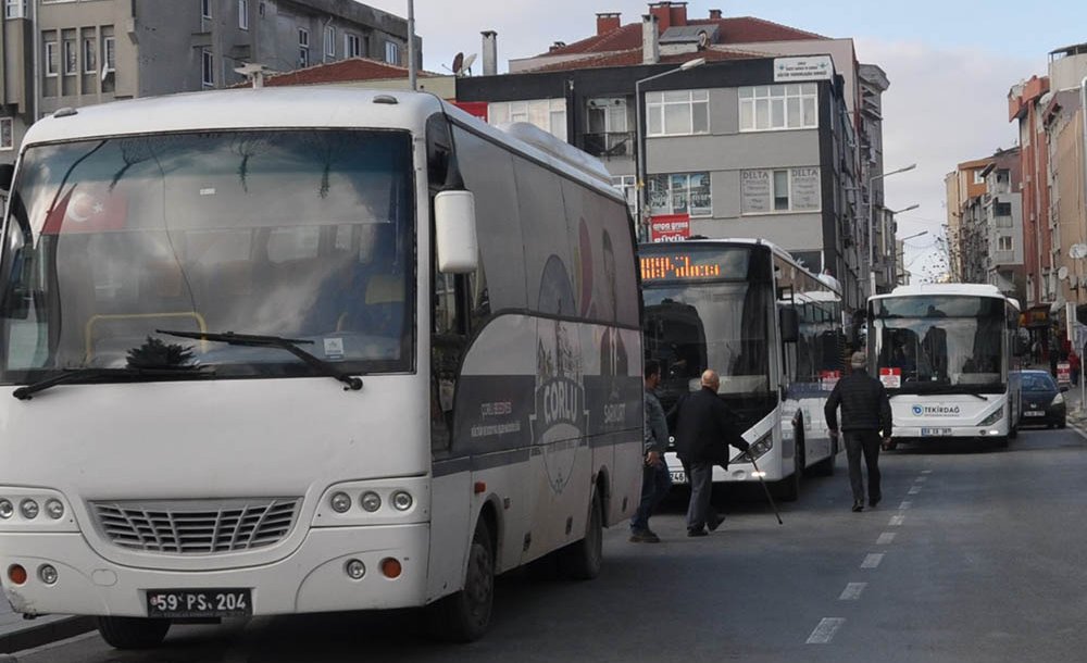 Durağa Giremeyen Otobüsler Trafiği Felç Ediyor