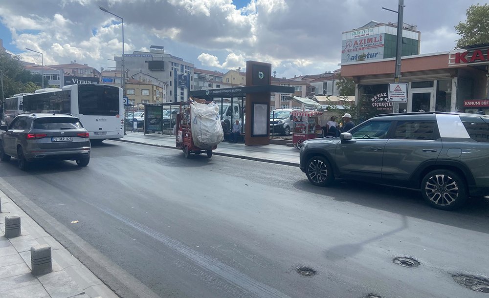 Duraklara Park Eden Araçlar Tepki Çekiyor