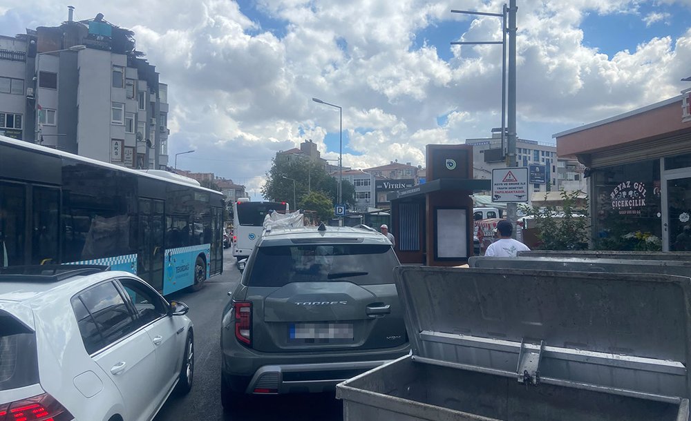 Duraklara Park Eden Araçlar Tepki Çekiyor