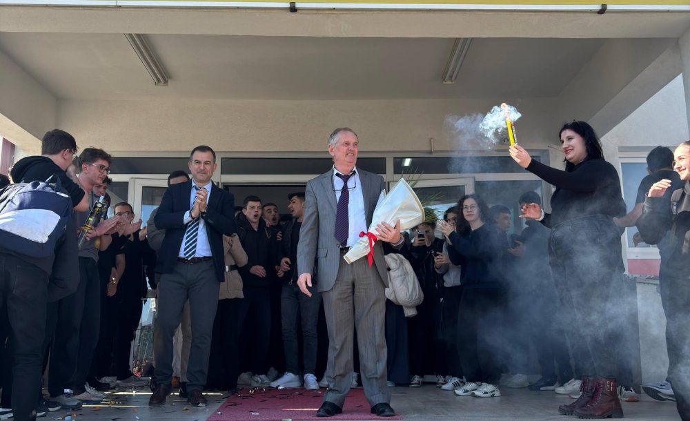 Emekli Olan Öğretmene Duygulandıran Veda