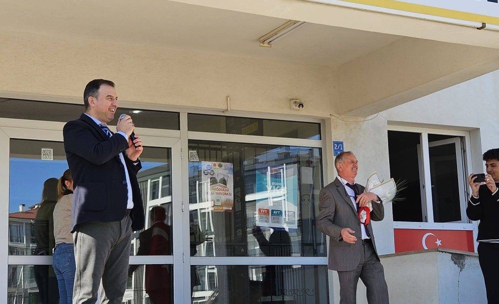 Emekli Olan Öğretmene Duygulandıran Veda