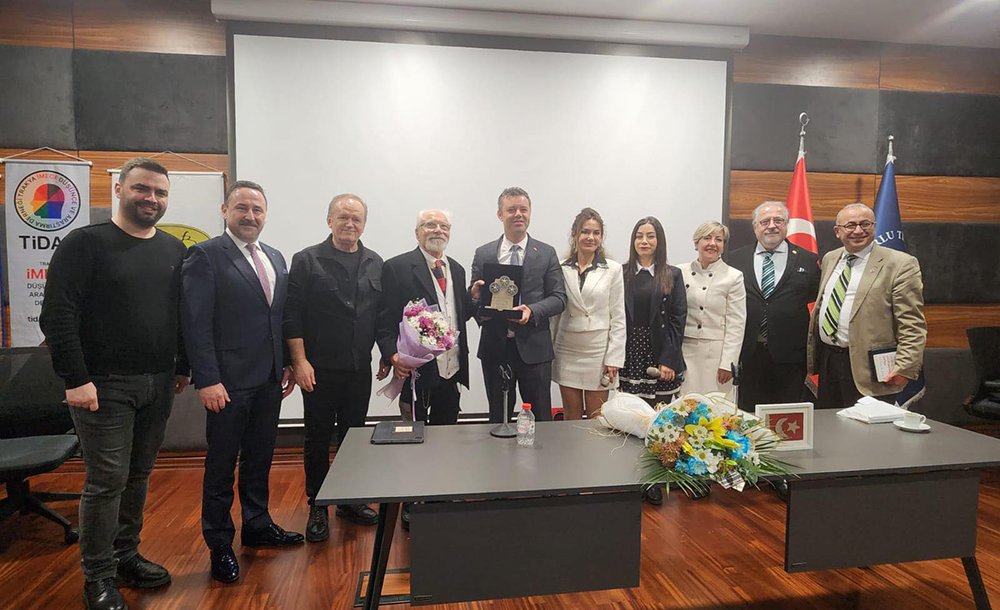 Emre Kongar Söyleşisine Yoğun Katılım 