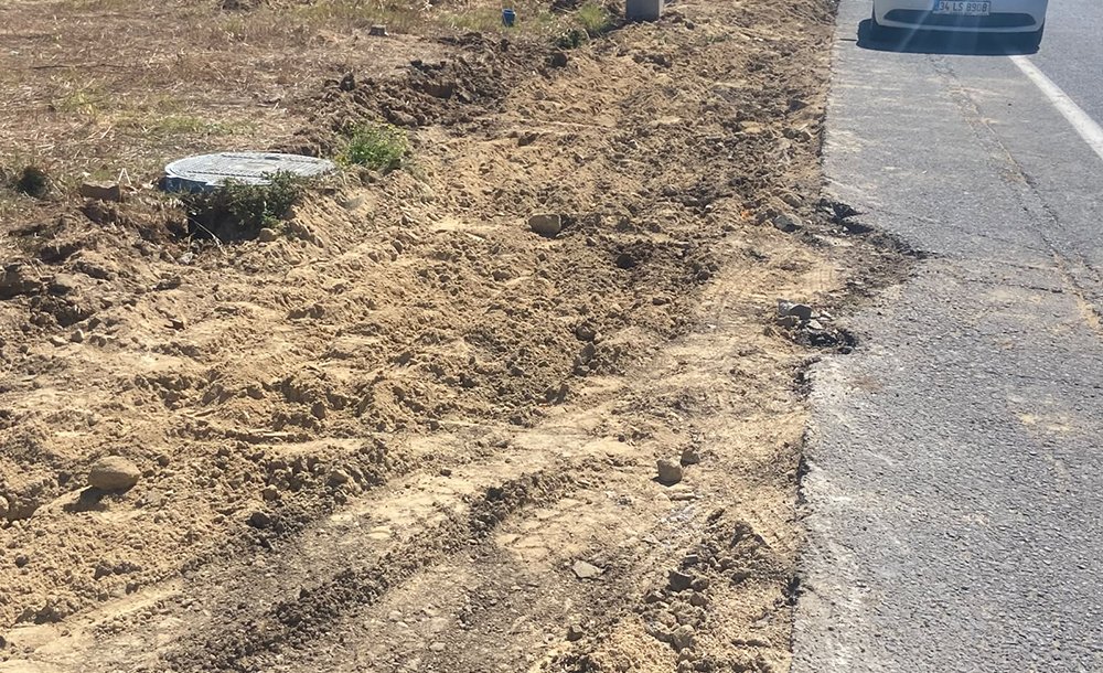 Erdal İnönü Caddesi̇'nde Kaldırım Çalışmasi Sürüyor