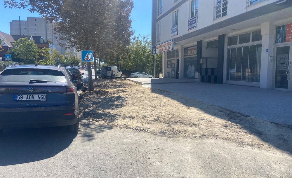 Erdal İnönü Caddesi̇'nde Kaldırım Çalışmasi Sürüyor