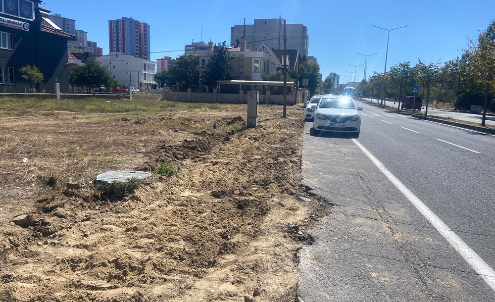 Erdal İnönü Caddesi̇'nde Kaldırım Çalışmasi Sürüyor