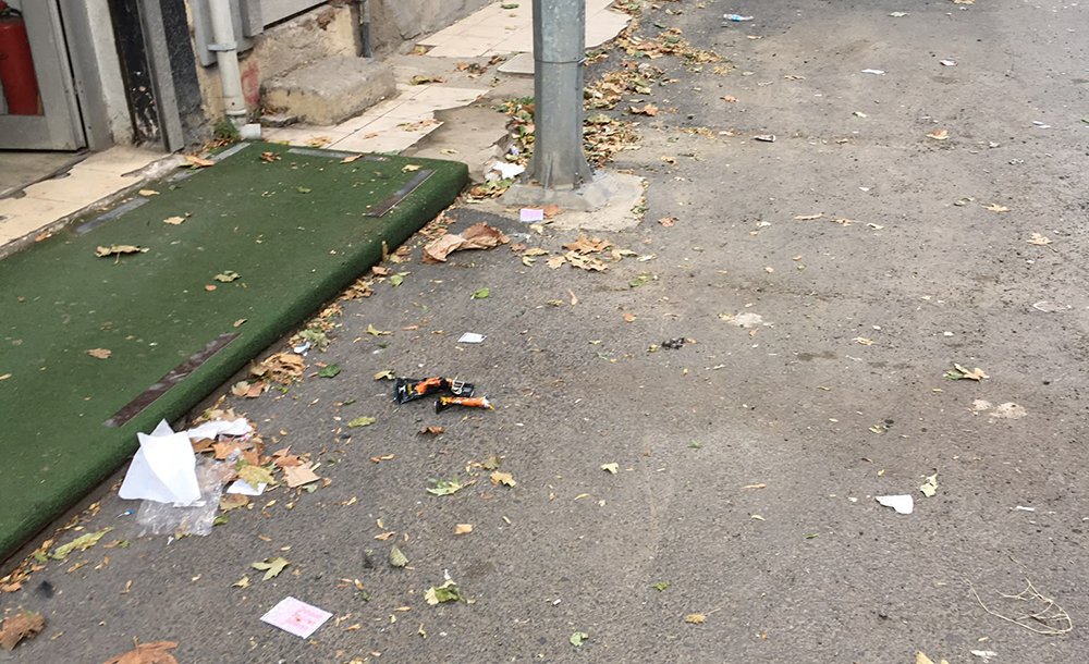 Esnaf Kendi Sokağını Temizliyor