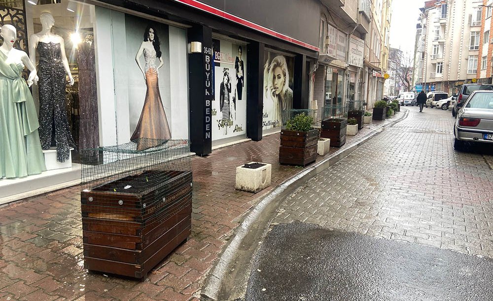 Esnaf Saksılara Çöp Atılmaması İçin Önlem Aldı 