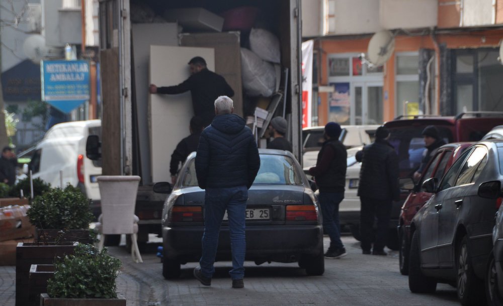 Ev Taşırken Yollar Trafiğe Kapanıyor