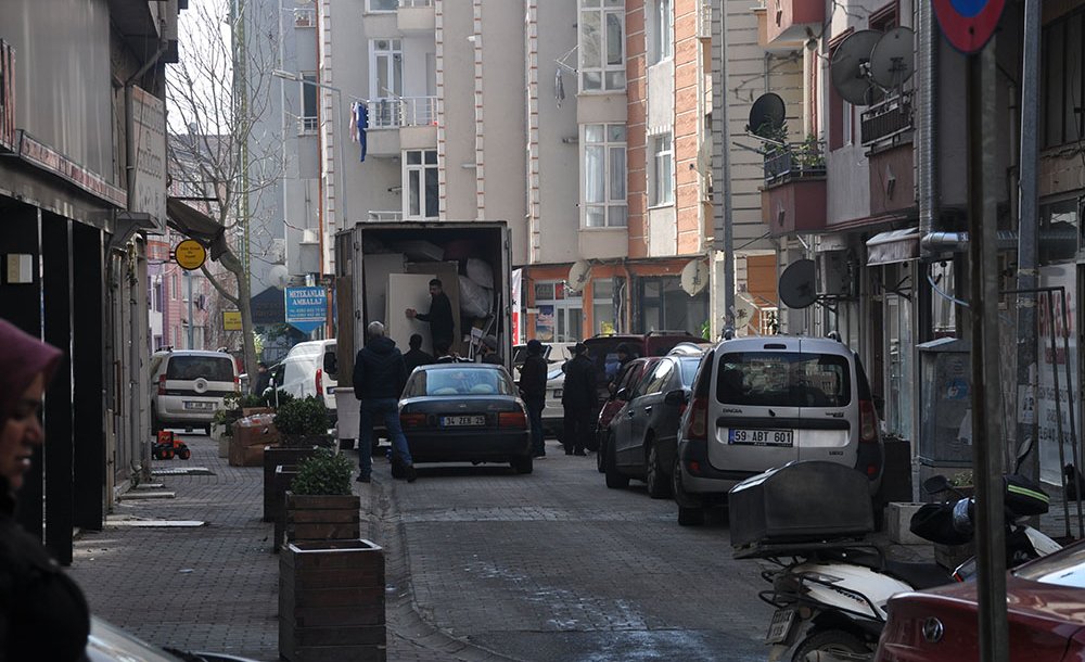 Ev Taşırken Yollar Trafiğe Kapanıyor