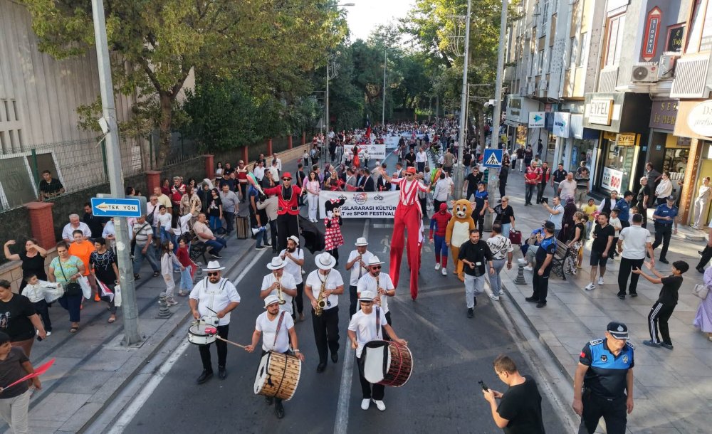 Festivalde Renkli Görüntüler Oluştu