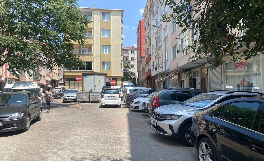Gelişigüzel Park Edilen Araçlar Tepki Çekiyor