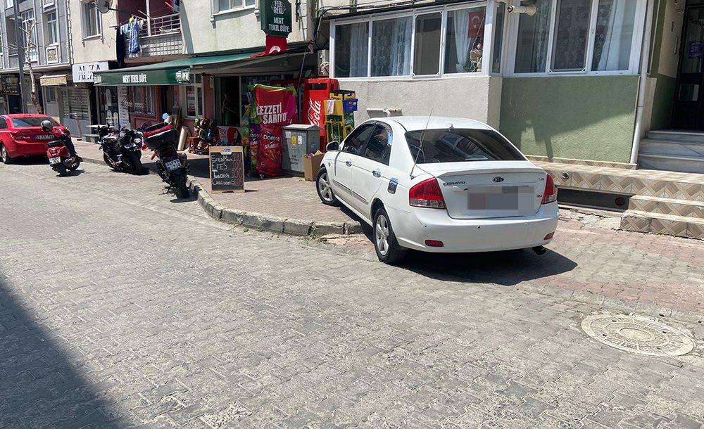 Gelişigüzel Park Edilen Araçlar Tepki Çekiyor