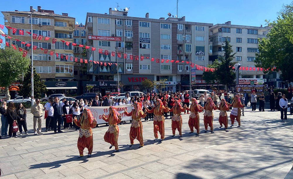 Gençli̇k Haftasi Çelenk Töreni̇yle Başladi 