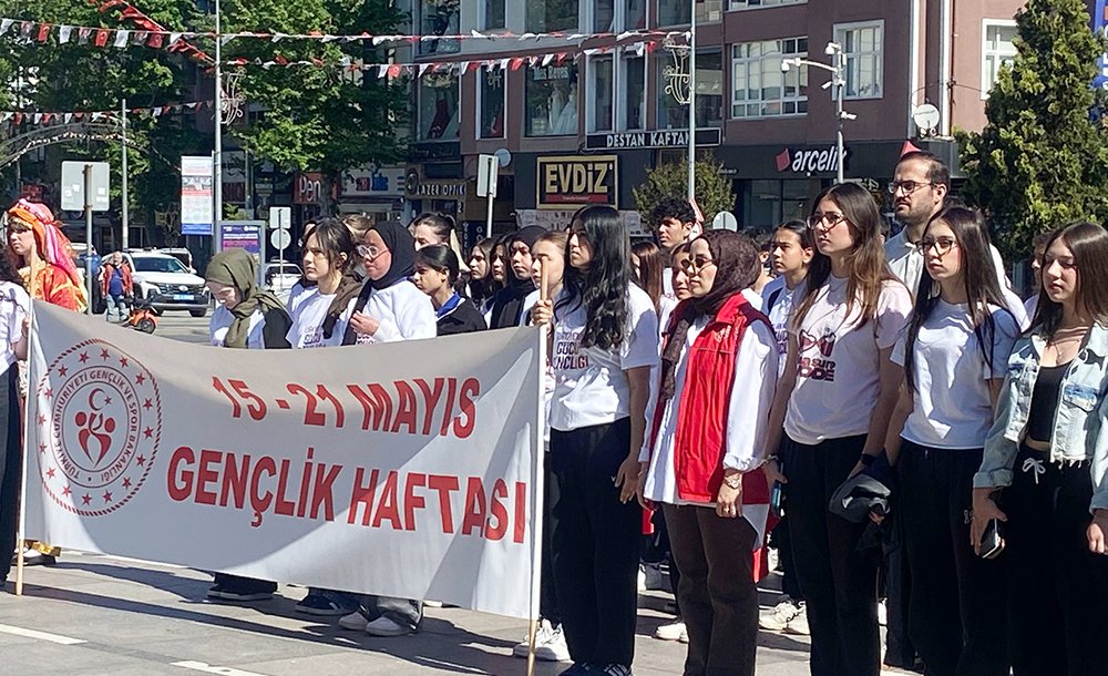 Gençli̇k Haftasi Çelenk Töreni̇yle Başladi 