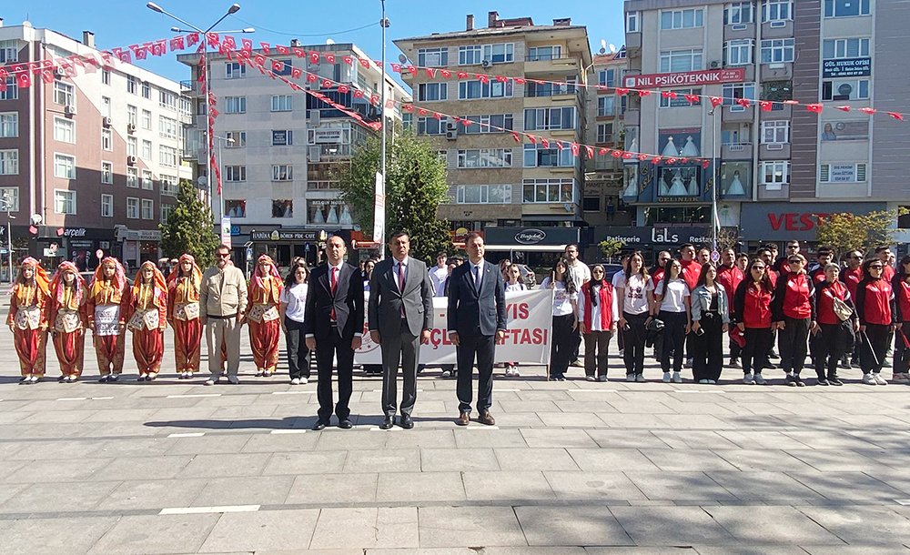 Gençli̇k Haftasi Çelenk Töreni̇yle Başladi 