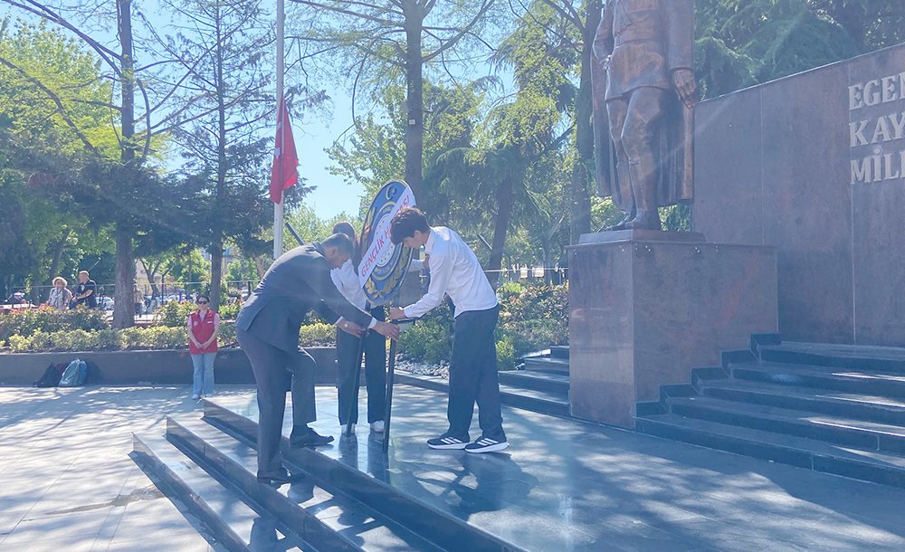 Gençli̇k Haftasi Çelenk Töreni̇yle Başladi 