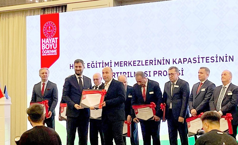 Halk Eğitim Merkezinin Başarısı Ödülle Taçlandı 