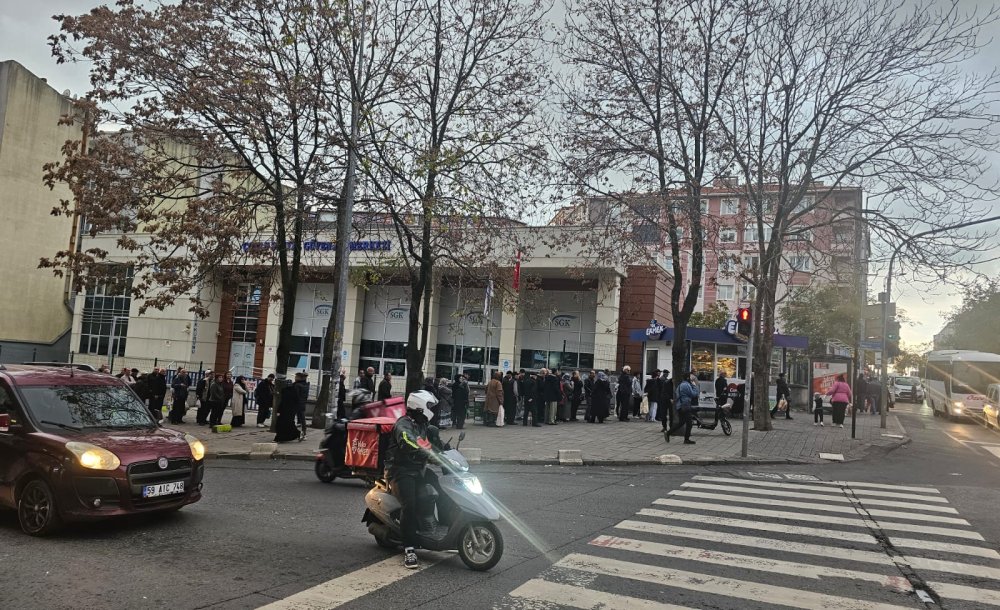 Halk Ekmek Önünde Uzun Kuyruklar Oluşuyor