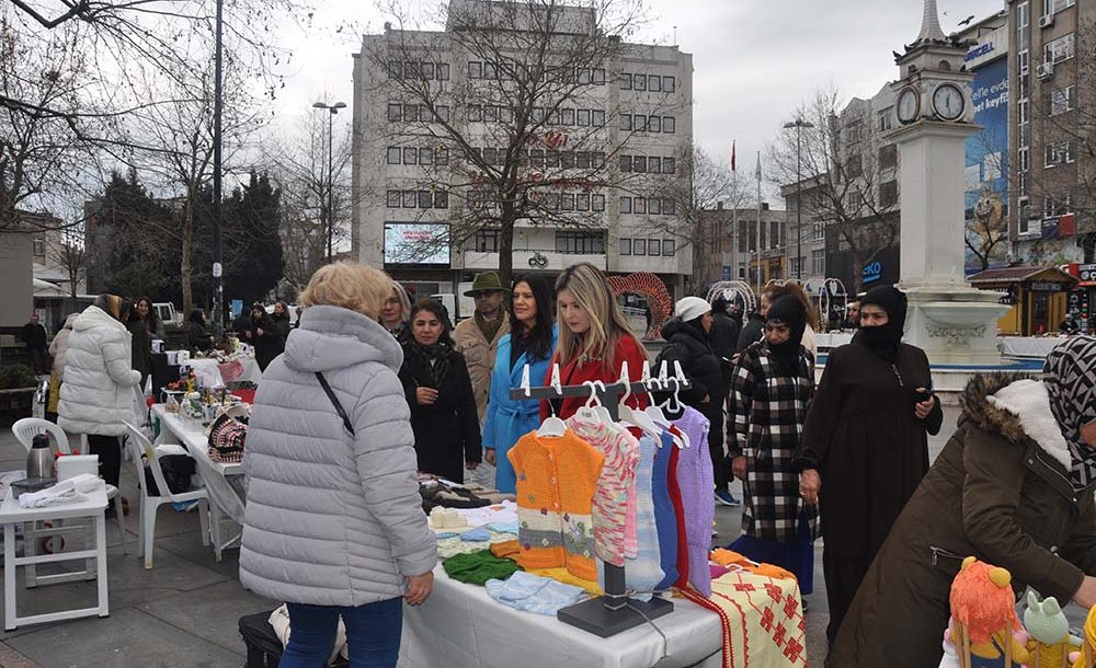 Hanımeli Çarşısı Cumhuriyet Meydanı'nda Kuruldu 