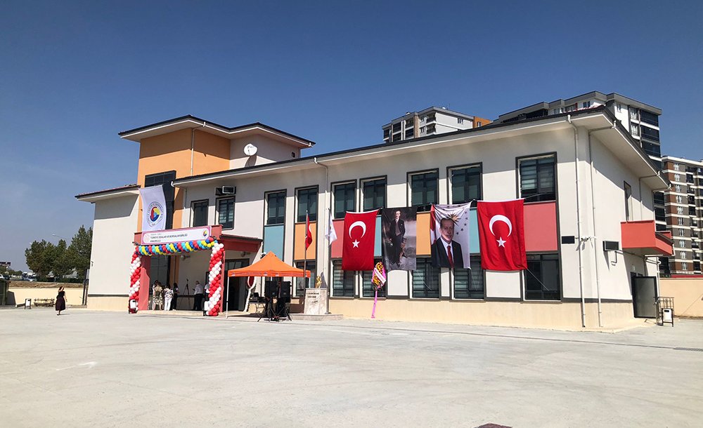 Hi̇sarciklioğlu Okul Açilişina Katildi 