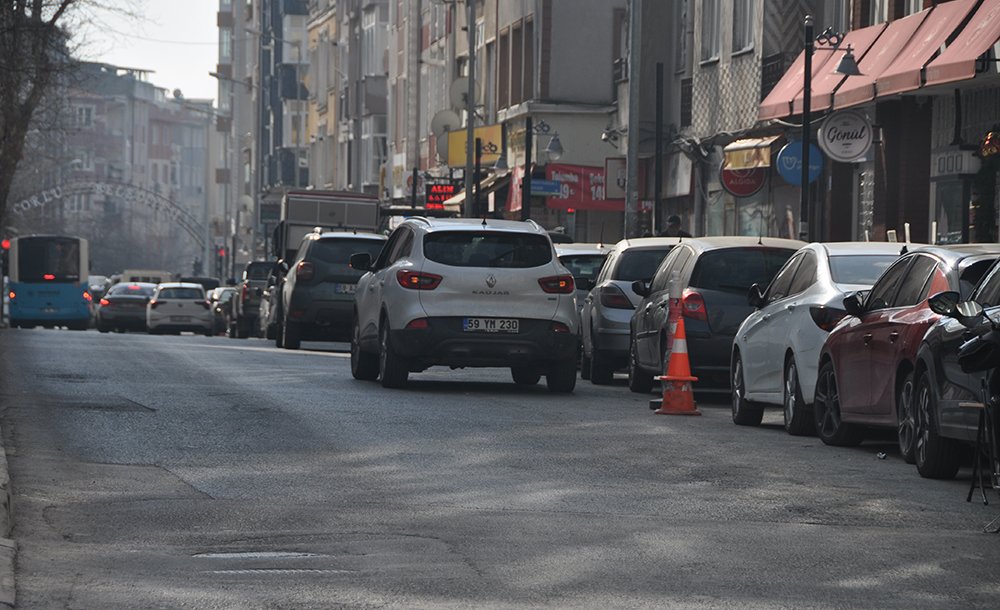 İki Sıralı Parklanma Trafiği Olumsuz Etkiliyor!