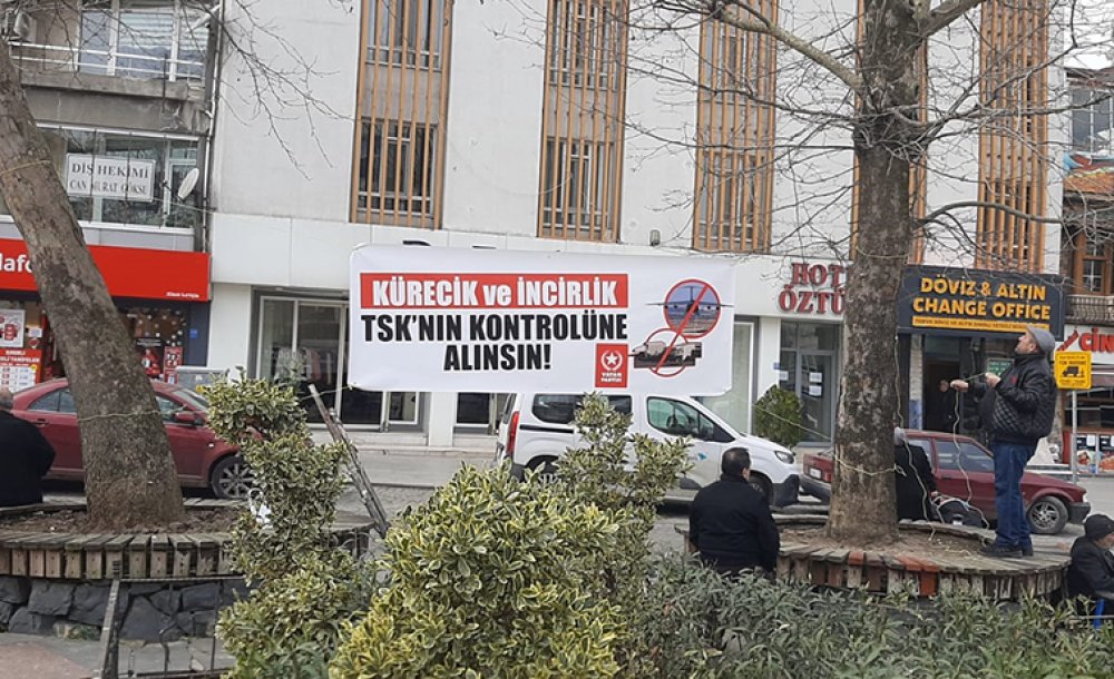 İran'a Destek Pankartları Astılar