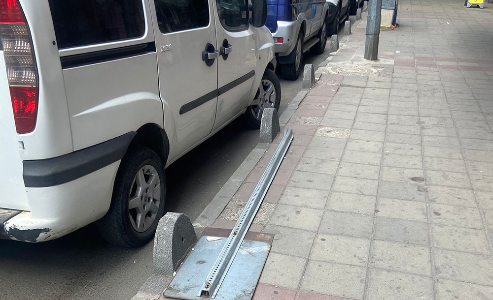 İşe Yaramayan Tabela Tamamen Kırıldı 