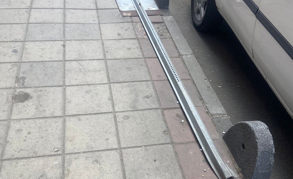 İşe Yaramayan Tabela Tamamen Kırıldı 