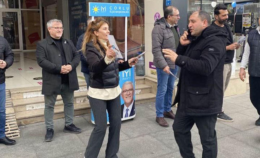 İyi Parti Stant Açtı