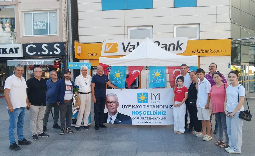 İyi̇ Parti̇ Üye Standi Açti