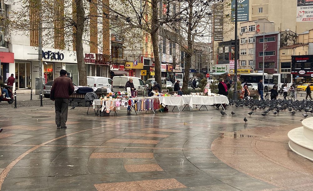 Kadınlar Soğuk Havaya Rağmen Stant Açtı