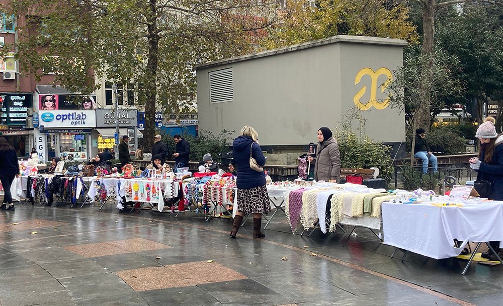 Kadınlar Soğuk Havaya Rağmen Stant Açtı