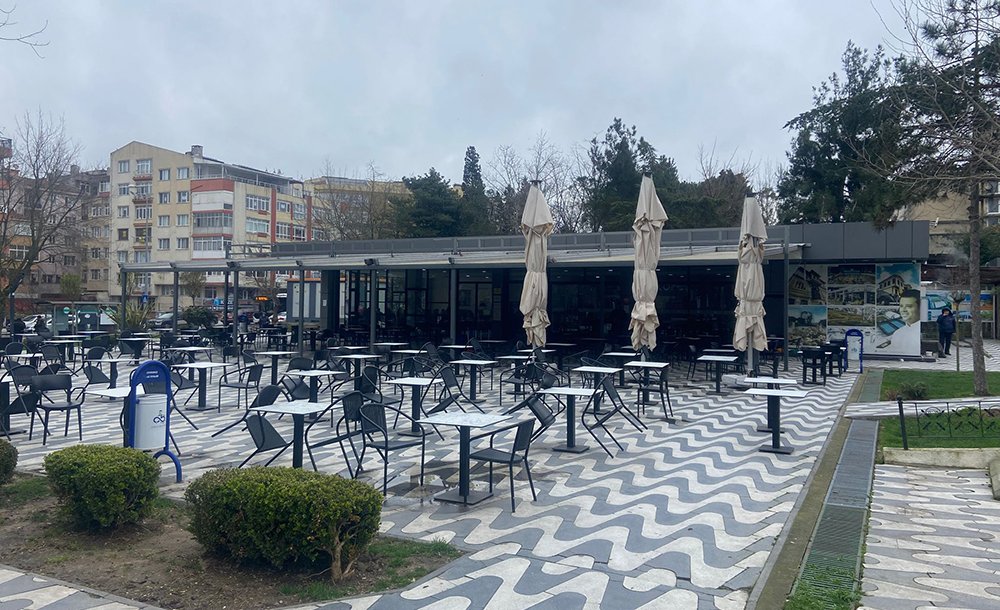 Kafe Ve Parklarda Sessizlik Hakim 