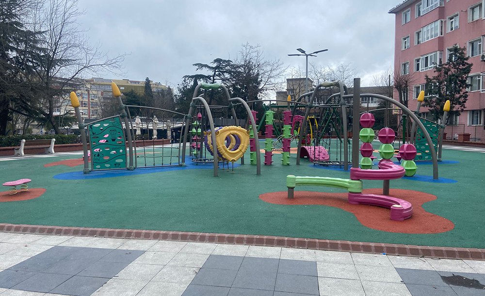 Kafe Ve Parklarda Sessizlik Hakim 