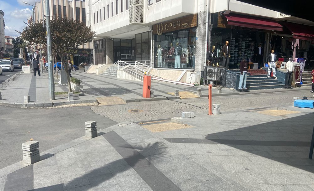 Kaldırım Kenarlarındaki Dubalar Bir Bir Kırılıyor