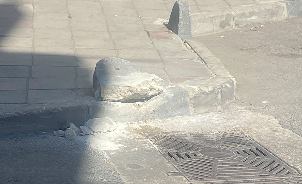 Kaldırım Taşları Onarılmayı Bekliyor