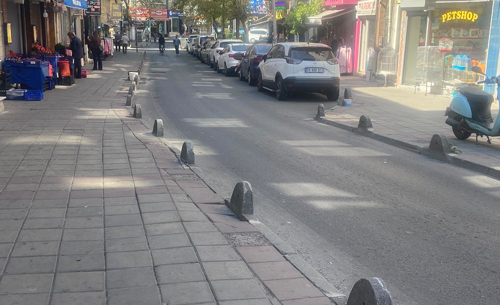 Kaldırım Taşları Onarılmayı Bekliyor