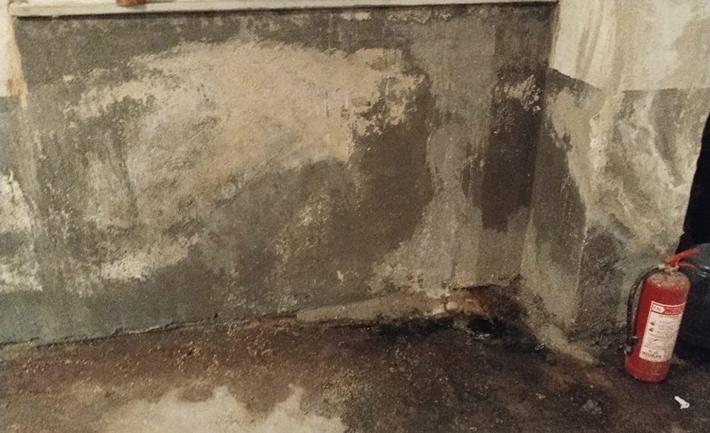 Kaldırımdan Sızan Sular Apartmanı Çürütüyor