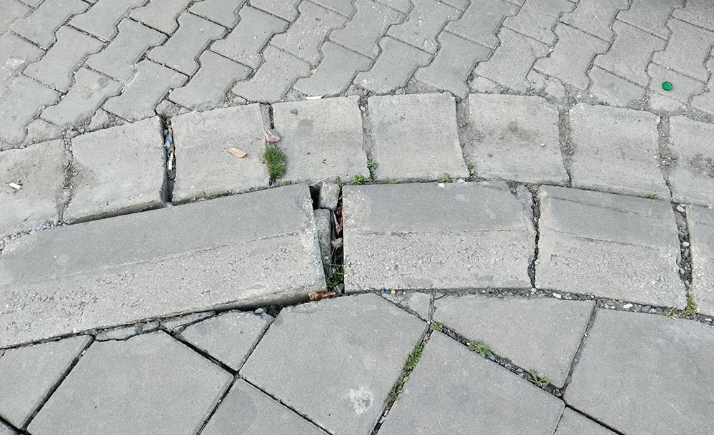 Kaldırımdan Sızan Sular Apartmanı Çürütüyor