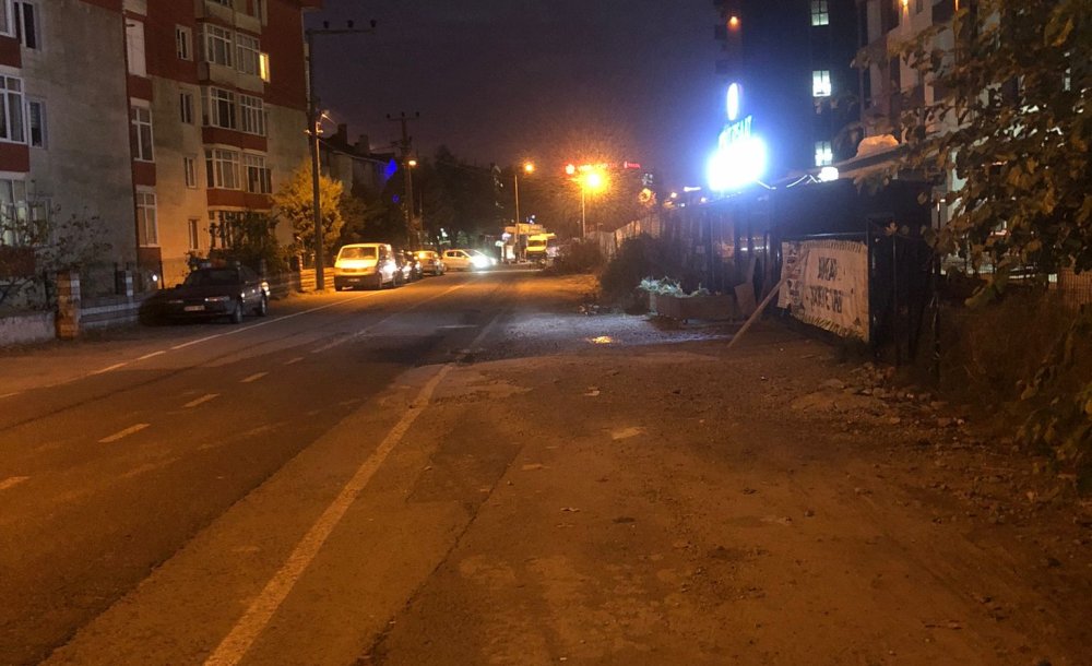 Kaldırımı Olmayan Yol Tehlike Saçıyor 