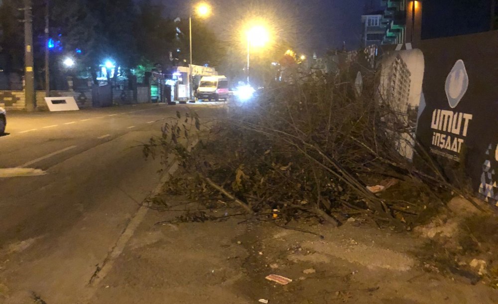 Kaldırımı Olmayan Yol Tehlike Saçıyor 